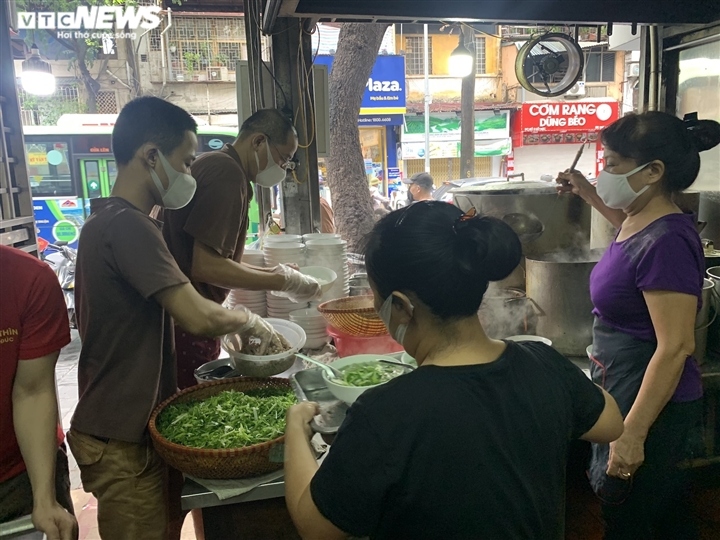 nguoi ha noi tap nap di an pho tu sang som, nguoi ban khong kip ngoi tay hinh anh 4