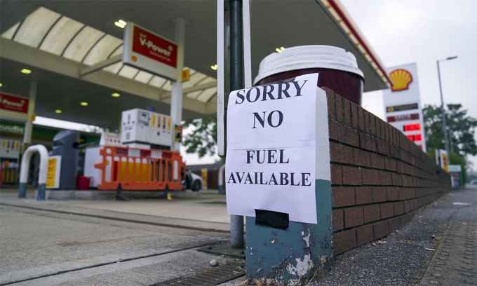 Một cửa hàng xăng ở Anh thông báo hết hàng vào ngày 26/9. Ảnh: AP.