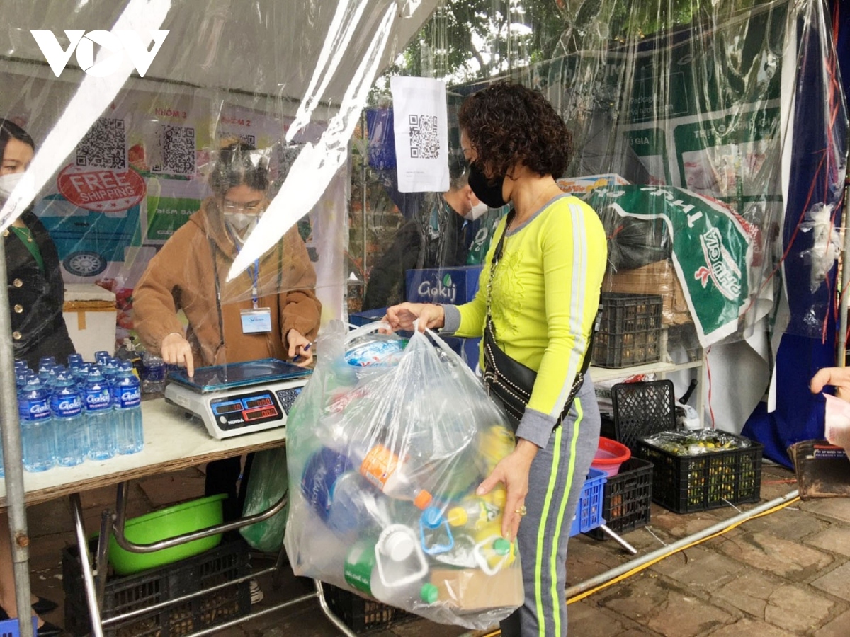 hanoians exchange recyclable trash for foodstuffs picture 5