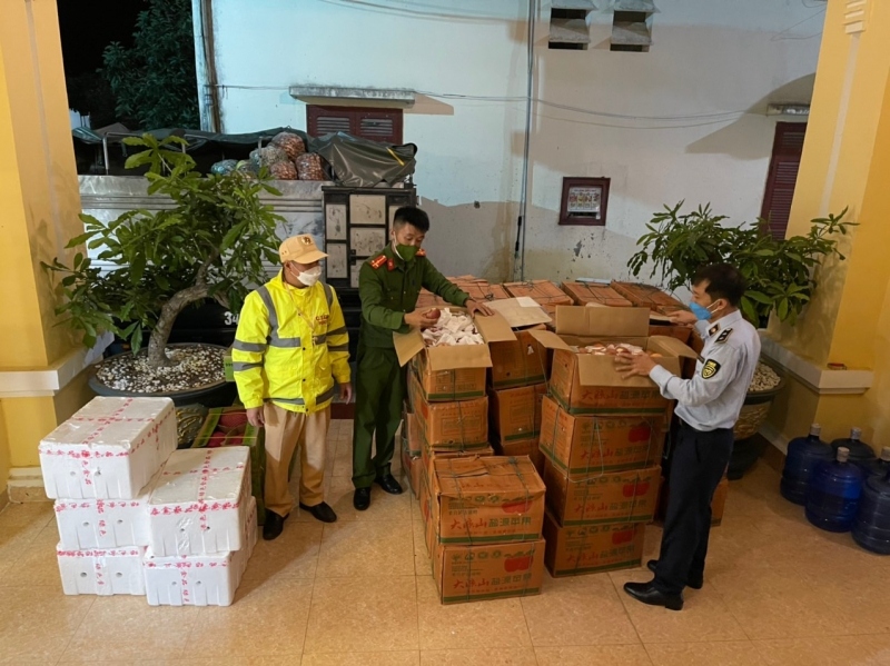 62 thùng hoa quả nhập lập bị lực lượng chức năng phát hiện và thu giữ.