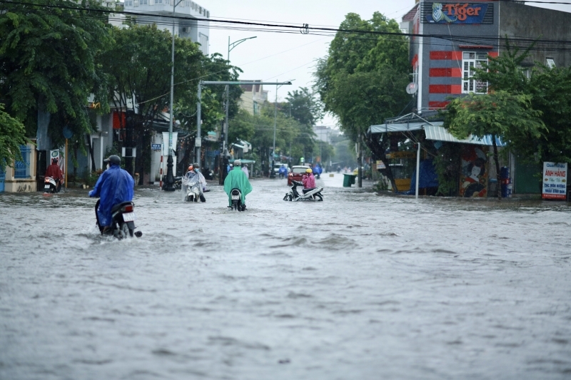 Mưa lũ lớn gây ngập vùng trũng thấp, một người mất tích ở Quảng Ngãi