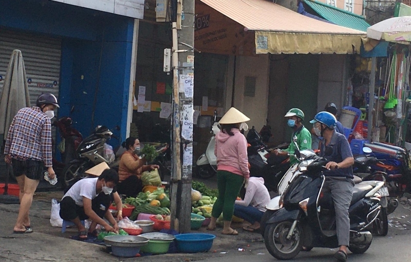 Chợ và điểm bán hàng tự phát xuất hiện nhiều sau khi nới lỏng giãn cách tại TP.HCM