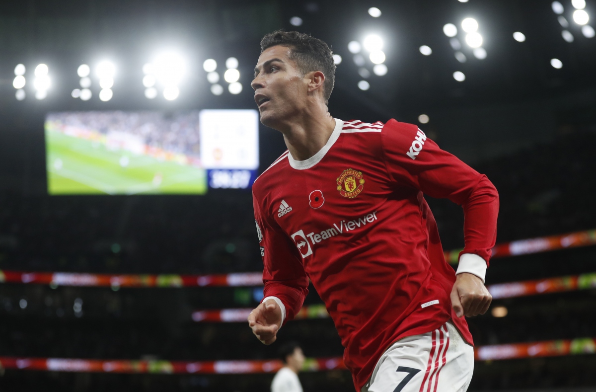 Giúp MU đè bẹp Tottenham, Ronaldo xô đổ kỷ lục của Didier Drogba | VOV.VN