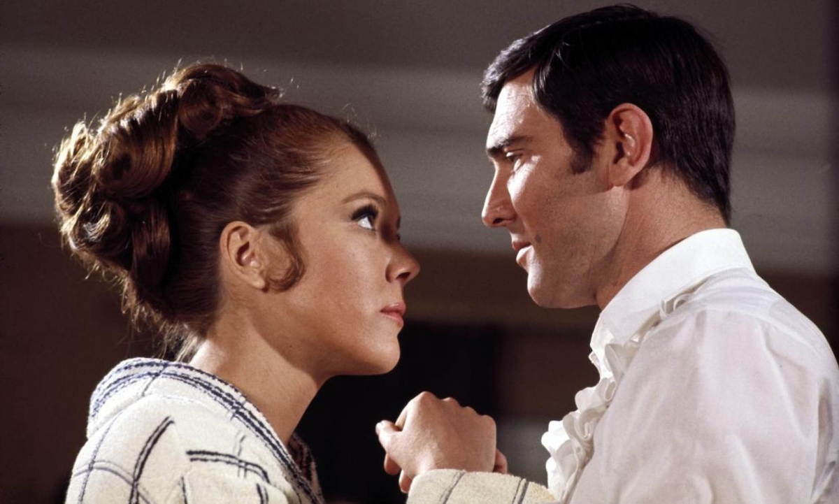 Diana Rigg (trái) và George Lazenby trong 