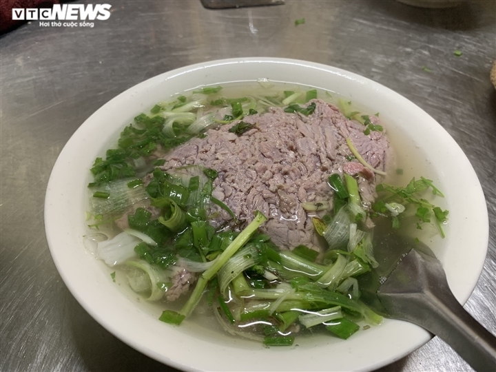 nguoi ha noi tap nap di an pho tu sang som, nguoi ban khong kip ngoi tay hinh anh 7