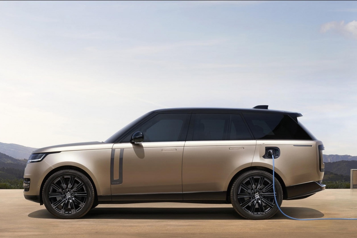 Bên ngoài, Range Rover thế hệ mới sở hữu thiết kế tối giản nhưng vẫn giữ nguyên những đường nét quen thuộc vốn đã quen thuộc với người dùng. Nhờ những nét tinh giản trong thiết kế, chiếc xe trở nên mượt mà hơn.