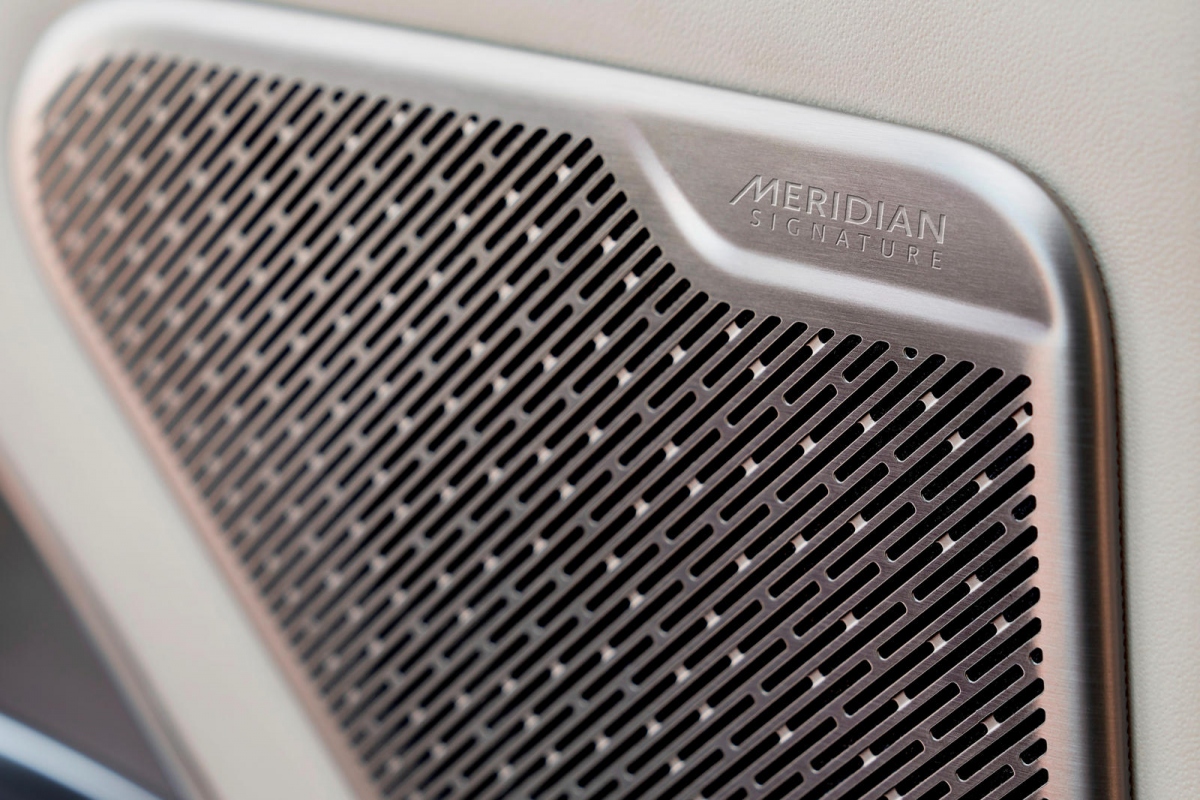 Để tăng sự sang trọng, Land Rover mang đến cho Range Rover mới hệ thống âm thanh Meridian Signature 35 loa, công suất 1.600W.