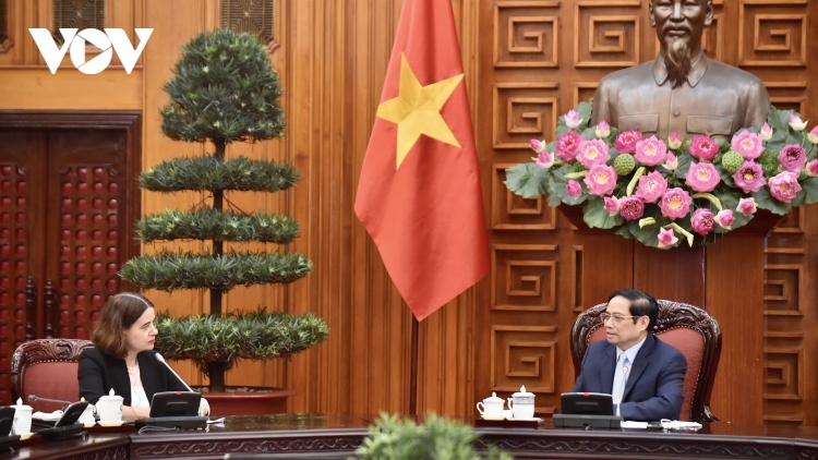 Prime Minister Pham Minh Chinh (R) hosts Australian Ambassador to Vietnam Robyn Mudie 