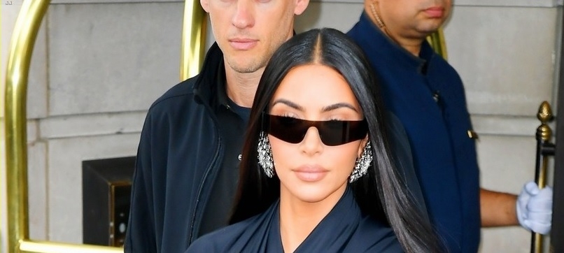 Kim Kardashian trang điểm màu nude sành điệu ra phố