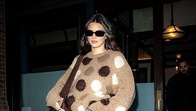 Kendall Jenner xinh đẹp đi mua sắm đồ Halloween ở New York