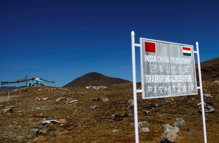 Tấm biển báo nhìn từ phía bang Arunachal Pradesh của Ấn Độ ở khu vực biên giới với Trung Quốc. (Ảnh: Reuters)