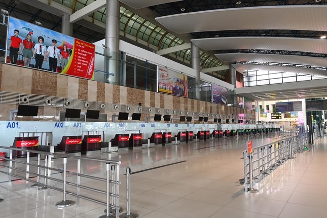 noi bai international airport on first day of reopening after easing covid-19 rules picture 10
