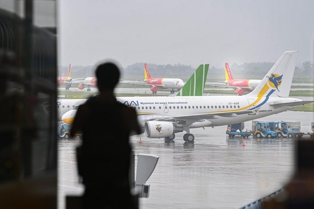 noi bai international airport on first day of reopening after easing covid-19 rules picture 1