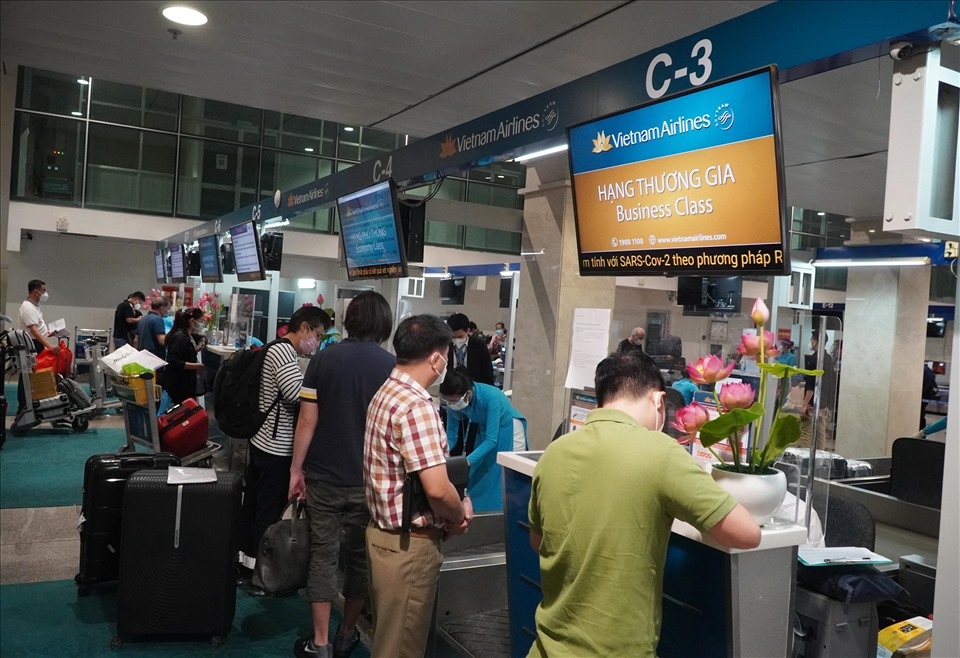 tan son nhat airport busy as domestic air routes resume picture 2