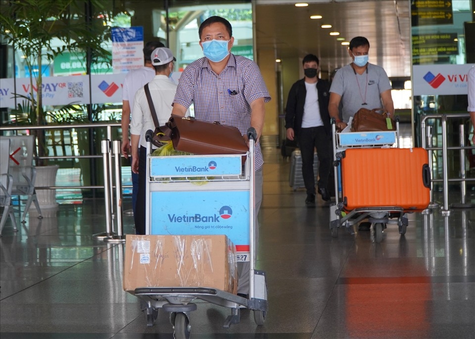 tan son nhat airport busy as domestic air routes resume picture 8
