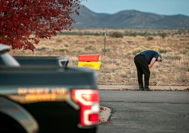 Alec Baldwin bật khóc ở bãi đậu xe bên ngoài Văn phòng Cảnh sát trưởng quận Santa Fe sau khi bị thẩm vấn về vụ xả súng trên phim trường Rust. Ảnh: The New Mexican.