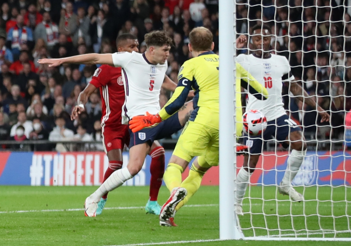 John Stones gỡ hoà cho Tam sư. (Ảnh: Reuters)