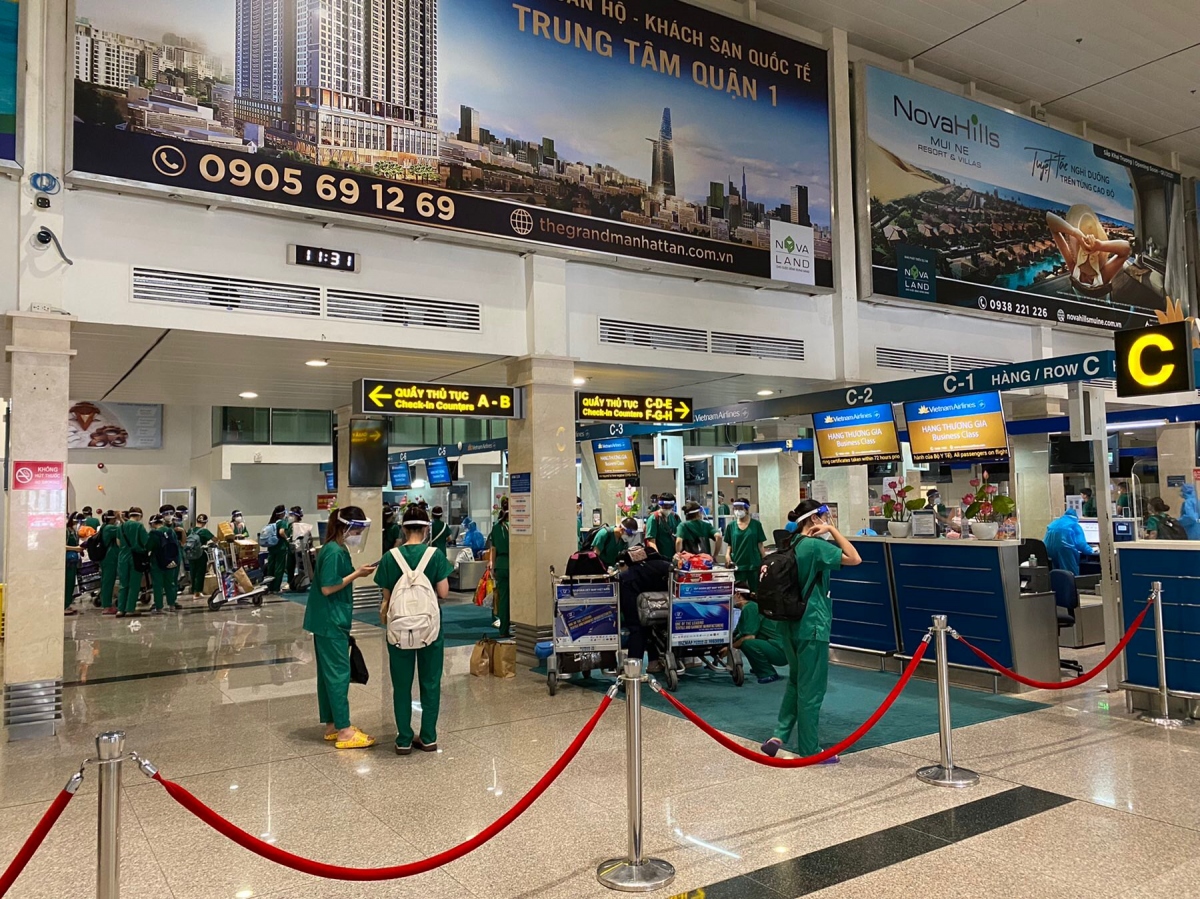 Đoàn gồm các y bác sĩ và cán bộ, sinh viên làm thủ tục tại sân bay Tân Sơn Nhất để bay ra Hà Nội.
