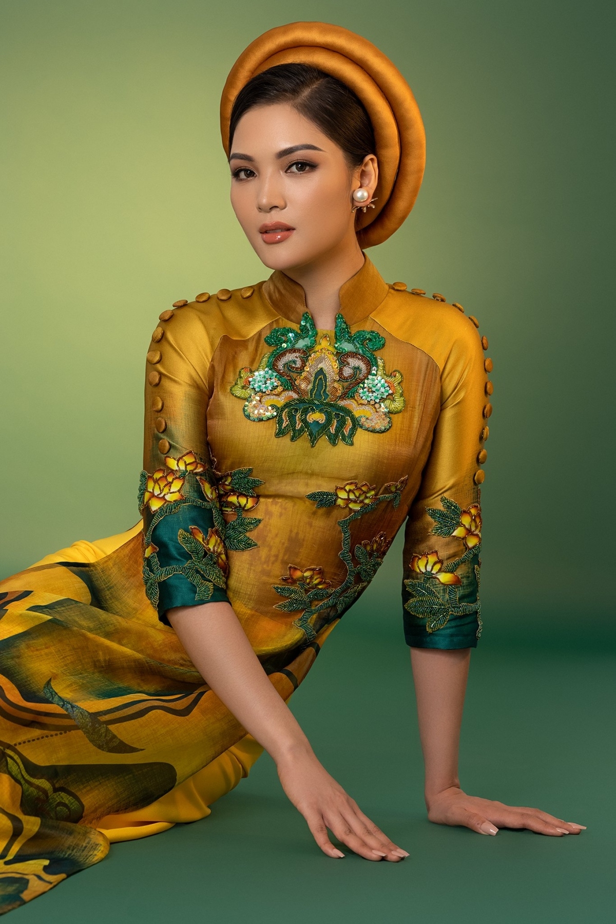 van anh introduces ao dai at miss earth 2021 picture 1
