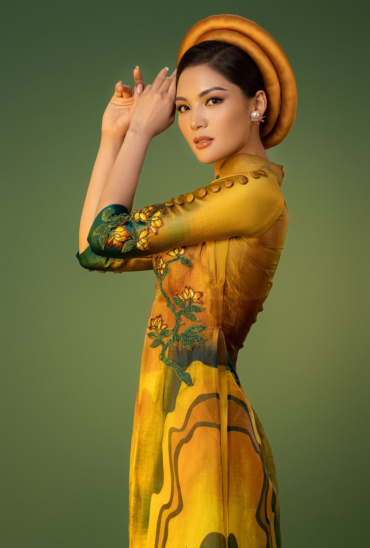 van anh introduces ao dai at miss earth 2021 picture 2