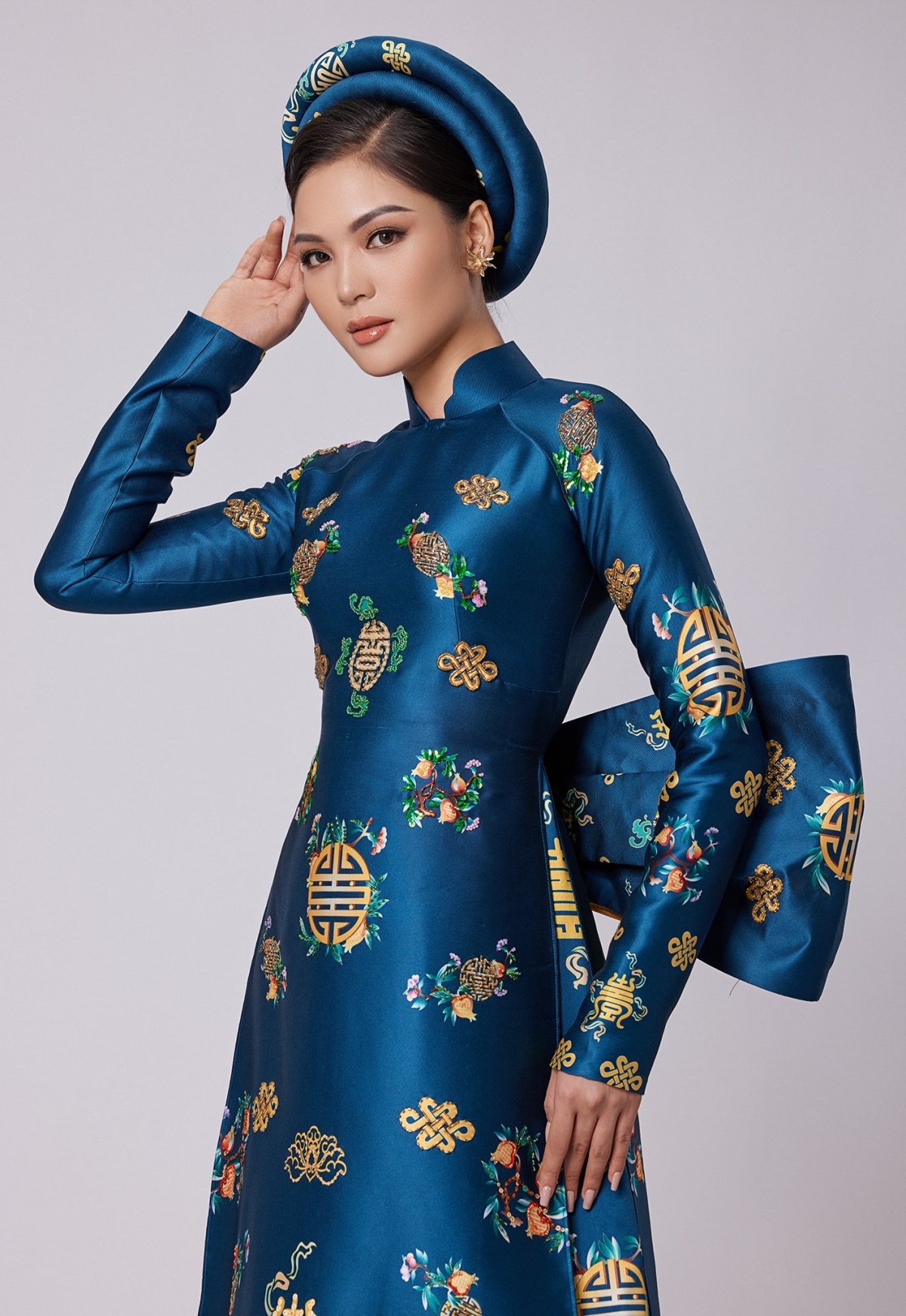 van anh introduces ao dai at miss earth 2021 picture 6
