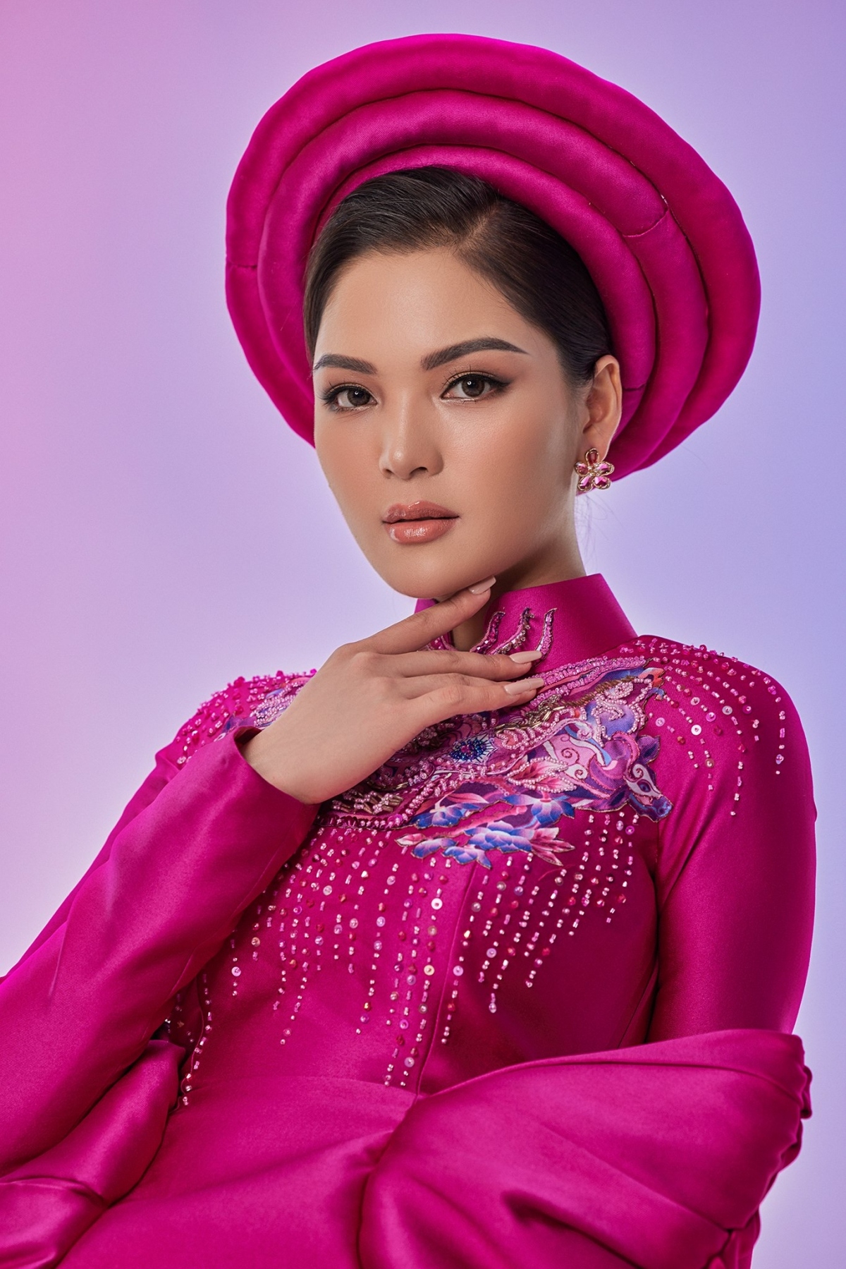 van anh introduces ao dai at miss earth 2021 picture 7