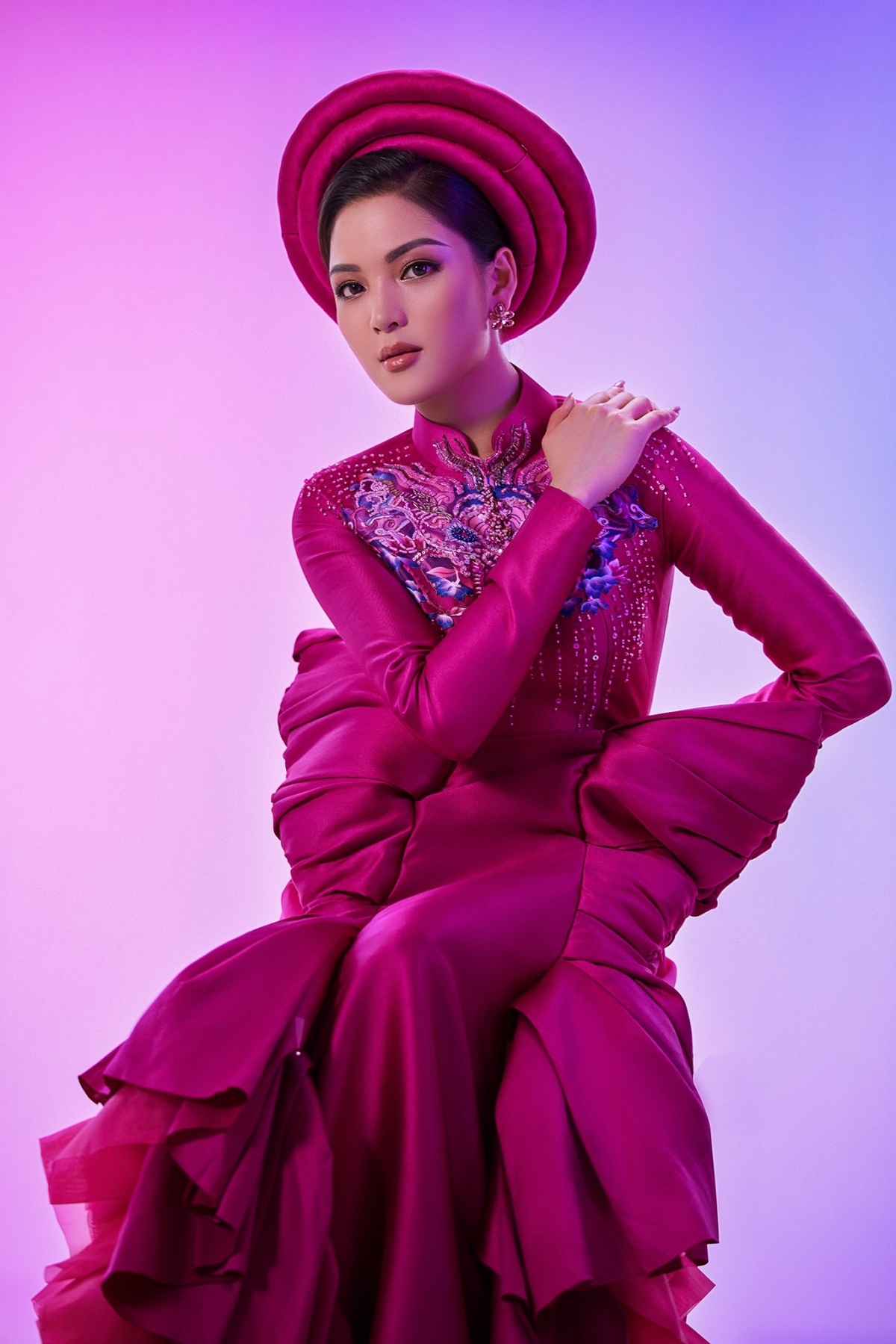 van anh introduces ao dai at miss earth 2021 picture 8