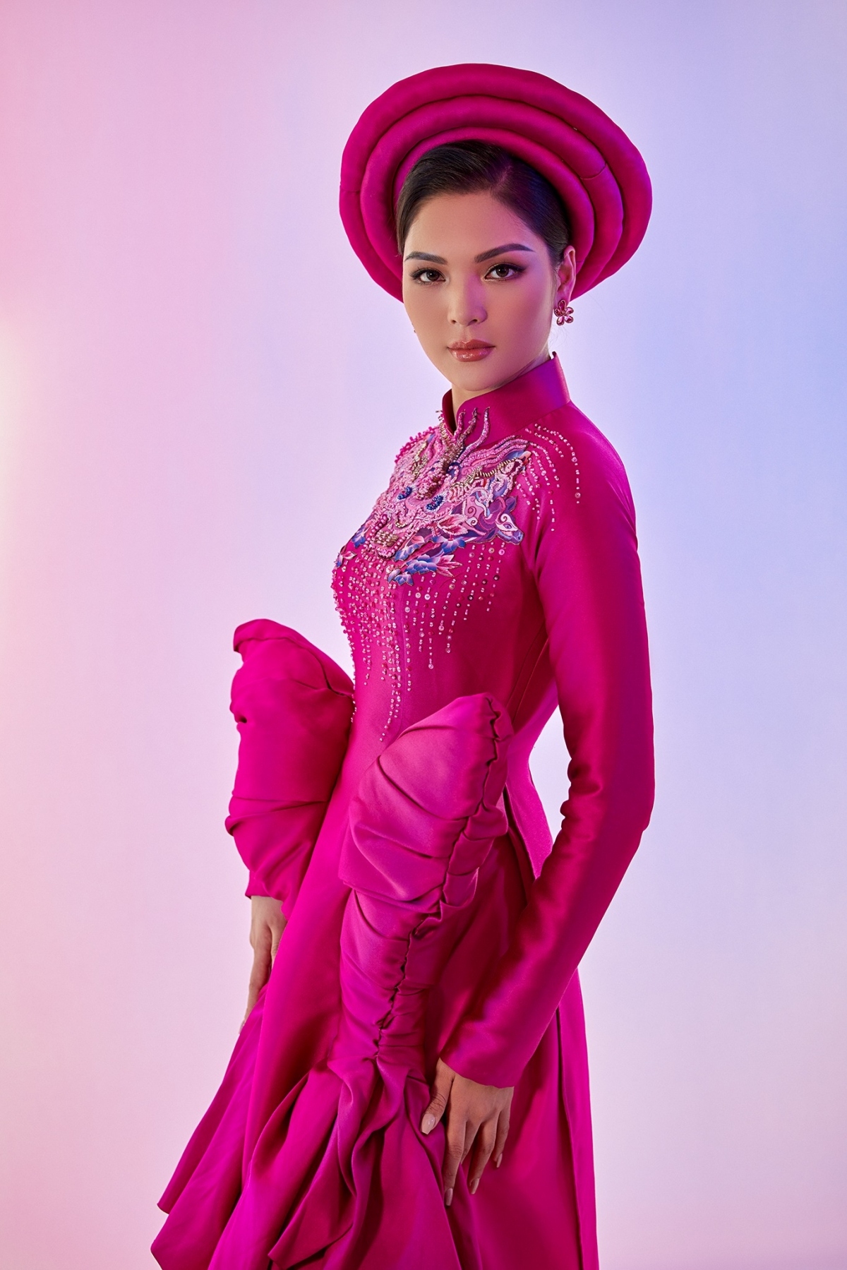 van anh introduces ao dai at miss earth 2021 picture 9