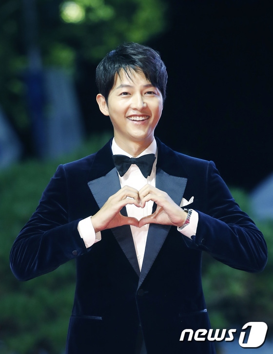 Hậu ly hôn Song Joong Ki bị chê già nhưng những màn lên đồ hack tuổi của  anh chú trong Vincenzo sẽ khiến netizen giật mình nghĩ lại