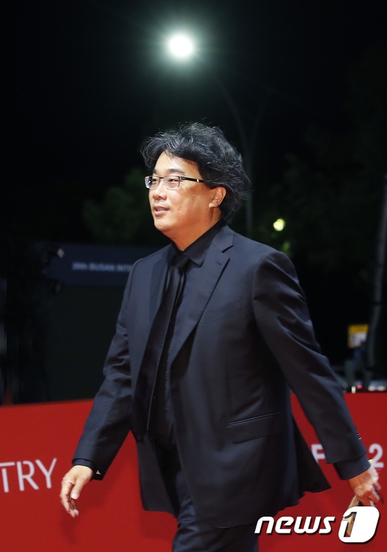 Chủ nhân tượng vàng Oscar - đạo diễn Bong Joon Ho xuất hiện trên thảm đỏ.