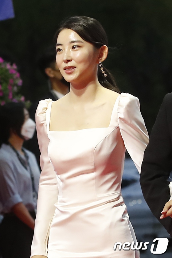 Nữ diễn viên Kwon So Hyun của nhóm 4minute nổi bật với trang phục đầm sáng màu. 