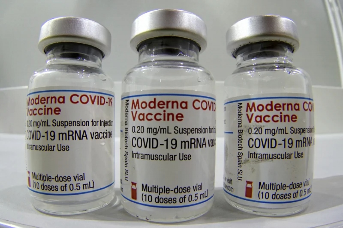 WHO cho rằng tiêm mũi vaccine tăng cường chỉ có thể giúp chống đại dịch Covid-19 khi vaccine được phân phối công bằng (Ảnh: Reuters).