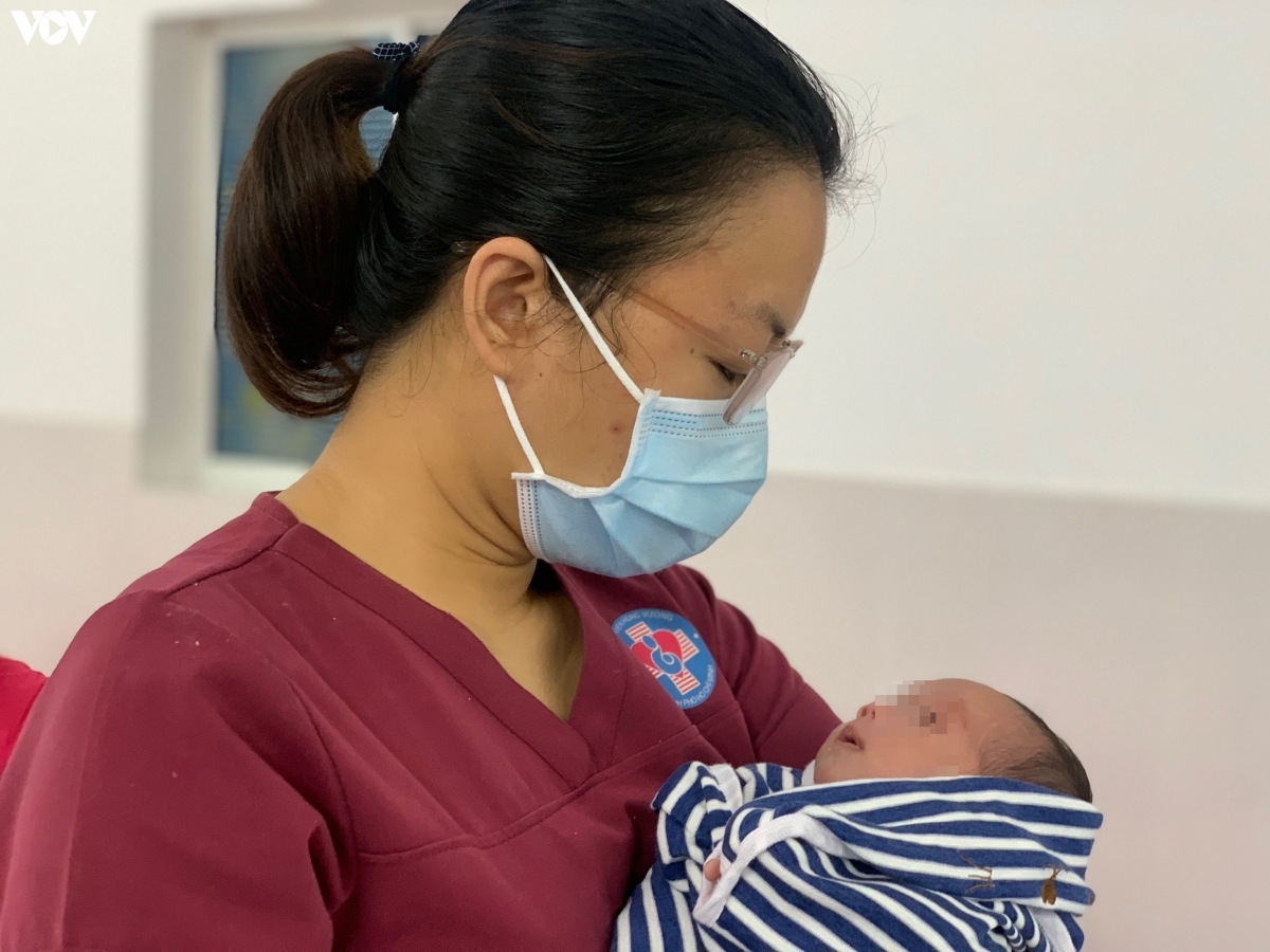 Các bảo mẫu tình nguyện yêu thương như con đẻ.