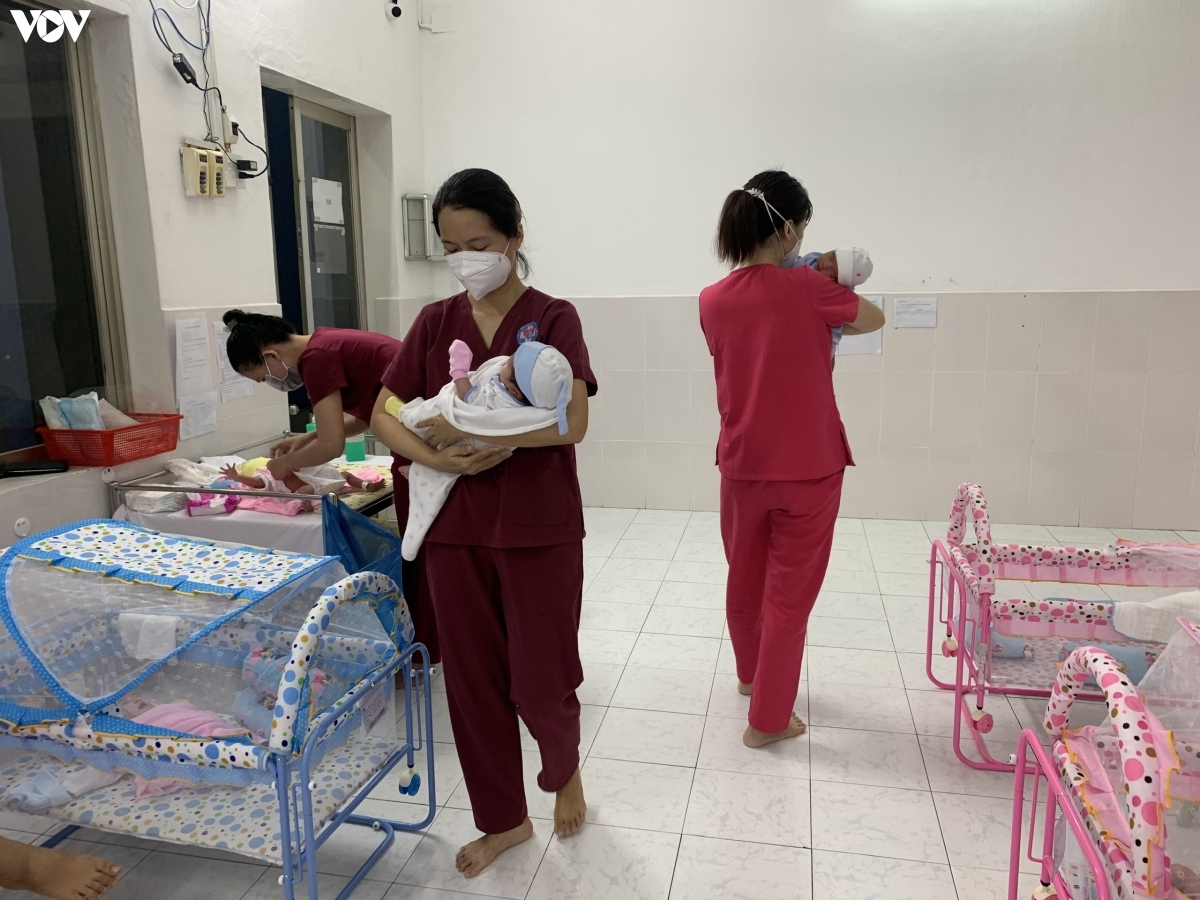 Trong căn phòng nhỏ các bảo mẫu tất bật liên tục công việc chăm sóc bé.