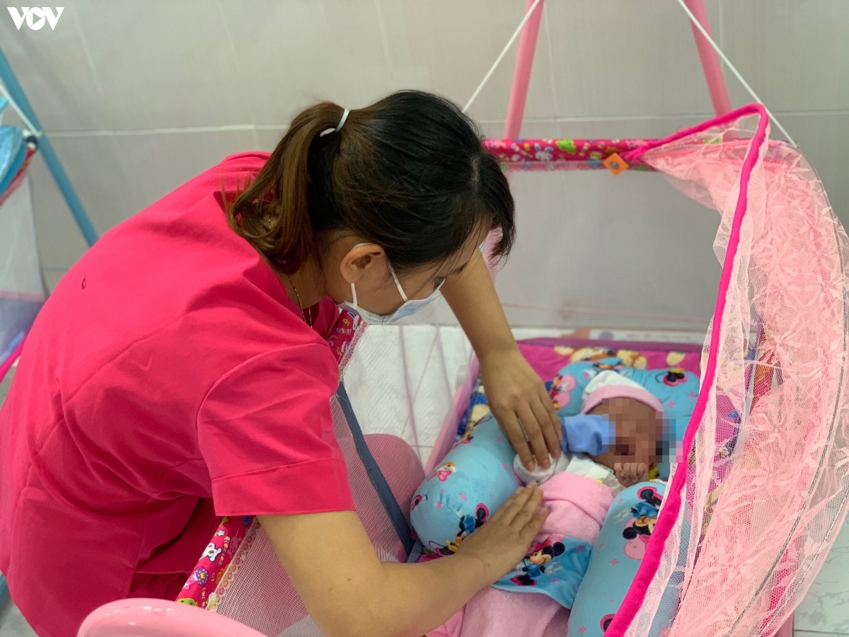 Nhẹ nhàng chăm sóc các bé như chăm con đẻ của mình.
