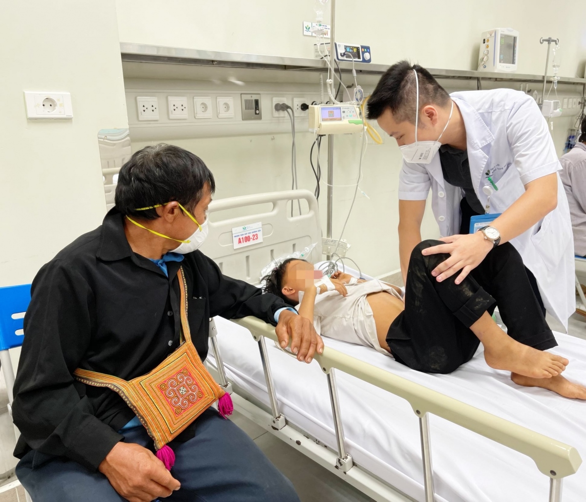 Trẻ bị ngộ độc đang được điều trị tại Bệnh viện Nhi Trung ương. (Ảnh: BVCC)