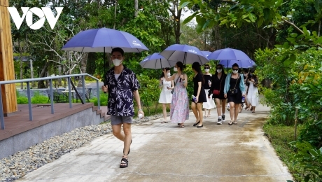 Sau thời gian dài đóng cửa để phòng chống dịch, bệnh COVID-19, du lịch tỉnh Bà Rịa - Vũng Tàu đã mở cửa đón khách (ảnh Lưu Sơn)
