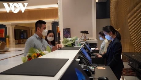 Du khách đến lưu trú, nghỉ dưỡng tại Bà Rịa - Vũng Tàu phải được tiêm đủ 2 mũi vaccine phòng COVID-19 (ảnh Lưu Sơn)