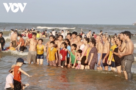 Từ 0h ngày 16/10 người dân và du khách đền Bà Rịa - Vũng Tàu sẽ được tắm biển (ảnh Lưu Sơn)
