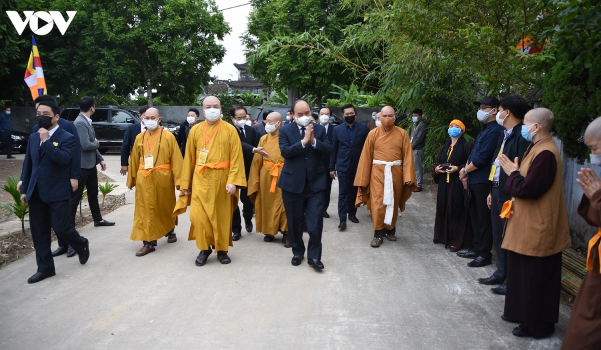 high-ranking officials pay tribute to top buddhist leader picture 1