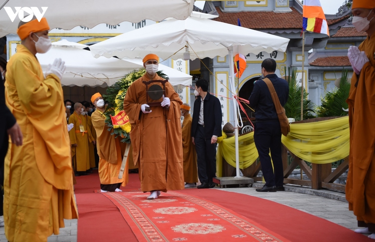 high-ranking officials pay tribute to top buddhist leader picture 2