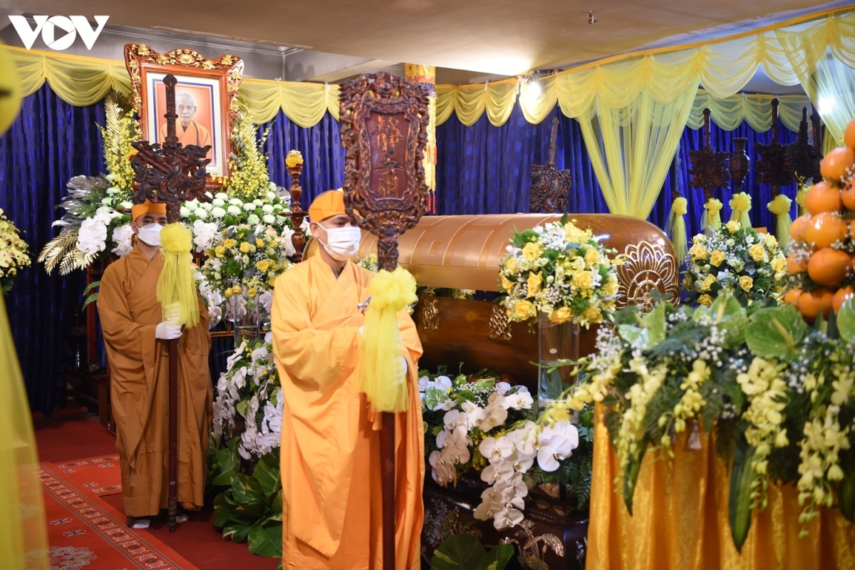 high-ranking officials pay tribute to top buddhist leader picture 7