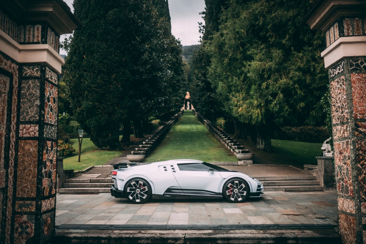 Bugatti Centodieci được phát triển trên nền tảng của chiếc hypercar Chiron và sử dụng chung khối động cơ W16, dung tích 8.0 lít, bốn bộ tăng áp đặc trưng.