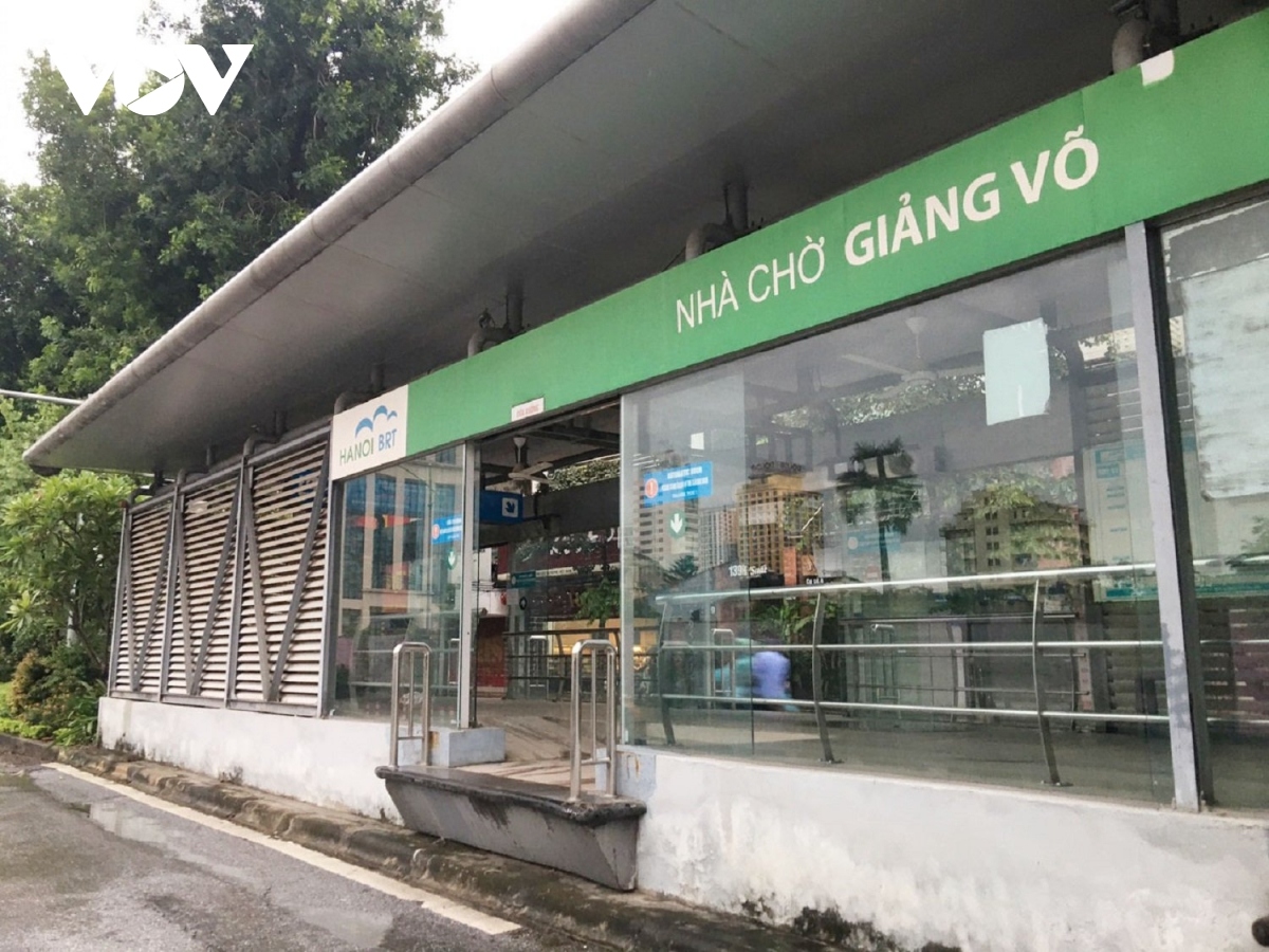 Although Hanoi eases COVID-19 restrictions, only few passengers use the local bus services because their main customers, including students and migrant workers, are staying in their hometown.