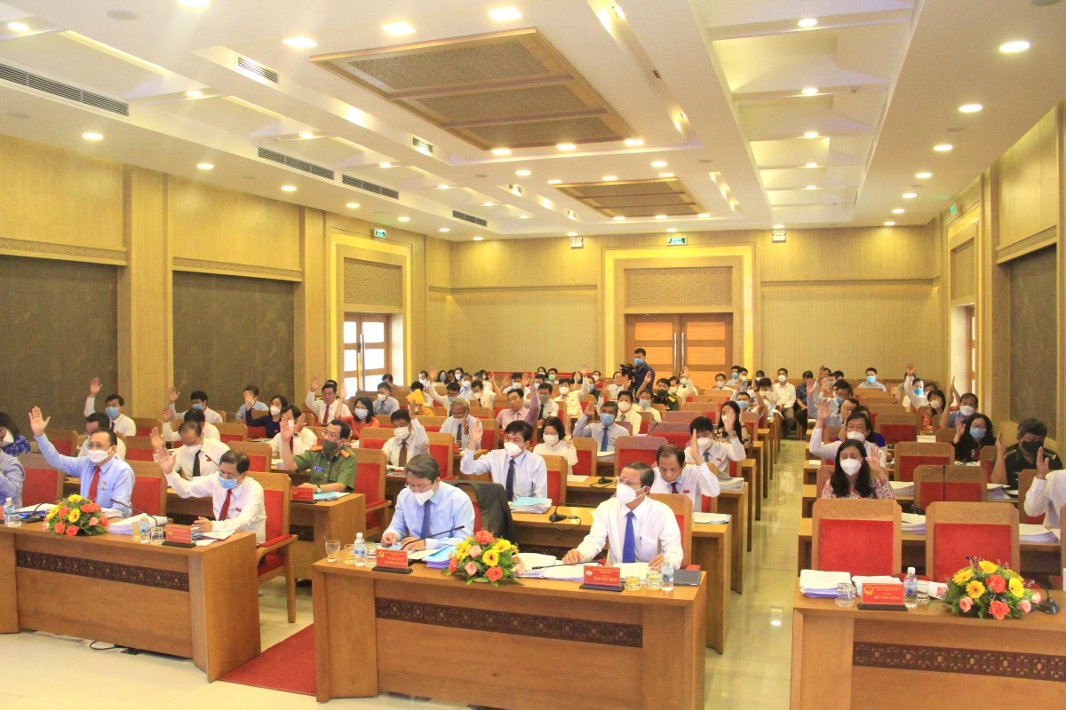 Các đại biểu Hội đồng nhân dân tỉnh Khánh Hòa biểu quyết thông qua Nghị quyết tại kỳ họp