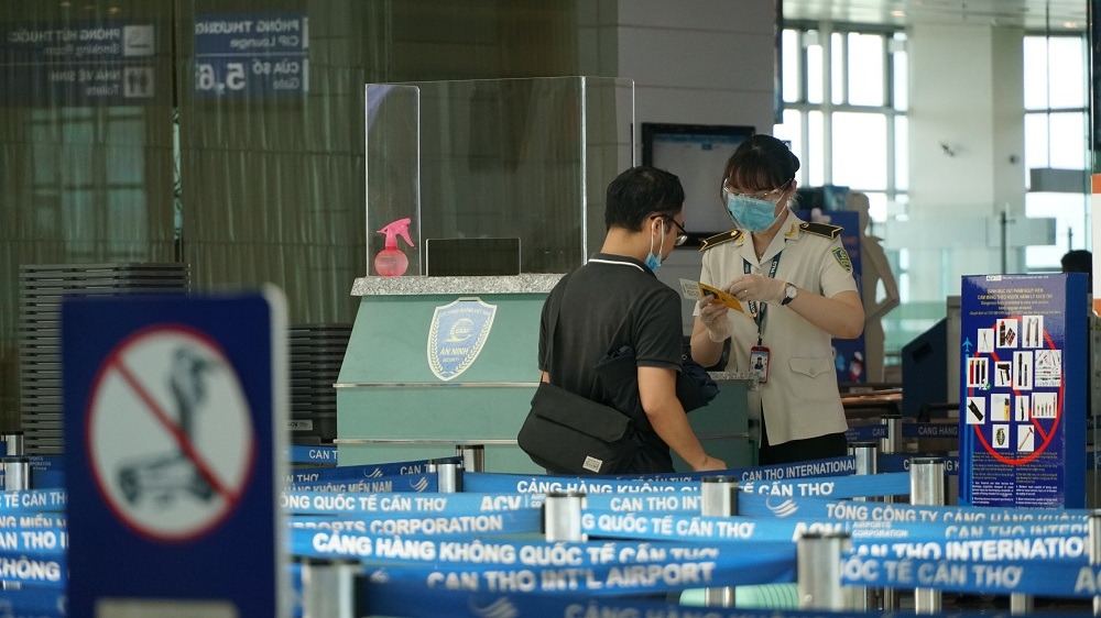 Hành khách Cần Thơ phấn khởi trên chuyến bay thương mại đầu tiên sau dịch COVID-19