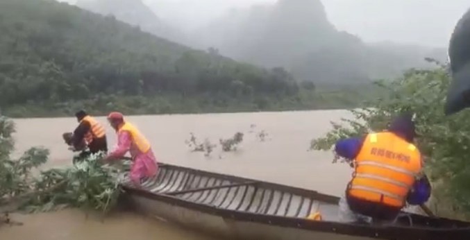 Bộ đội Biên phòng Quảng Bình vượt lũ giúp nhân dân biên giới di dời người và tài sản