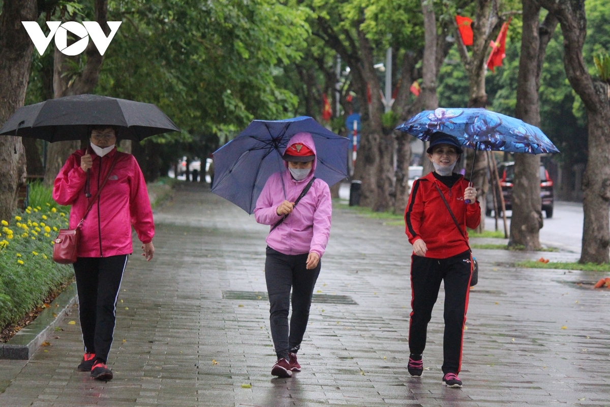 hanoians bundle up as the capital is hit by early cold spell picture 2