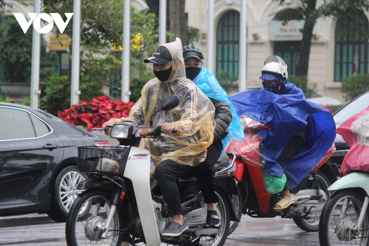 hanoians bundle up as the capital is hit by early cold spell picture 3