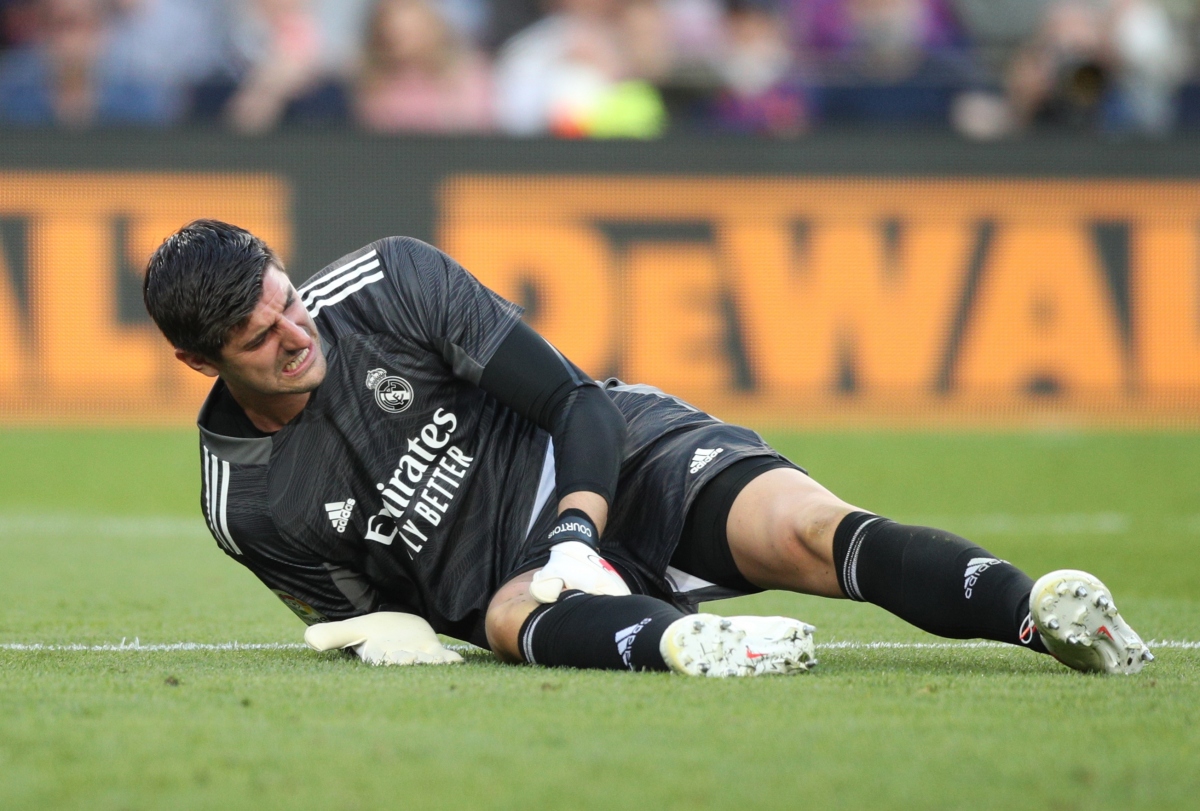 Thủ môn Courtois bị đau trong những phút cuối trận siêu kinh điển Barca - Real. (Ảnh: Reuters). 